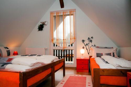 מיטה או מיטות בחדר ב-Chata Dvě Sestry