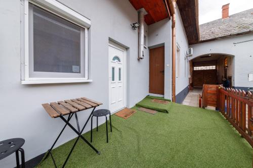 een veranda met groene vloerbedekking in een huis bij Cozy modern space at the heart of the city in Debrecen