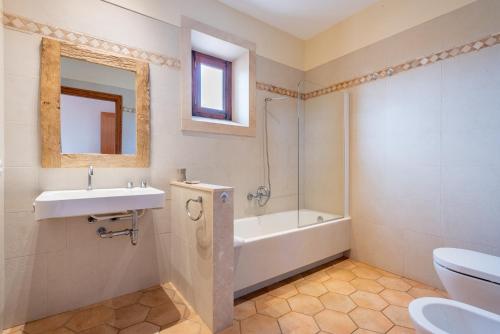 Ένα μπάνιο στο Finca Sa Bassa des Castellet by Mallorca House Rent