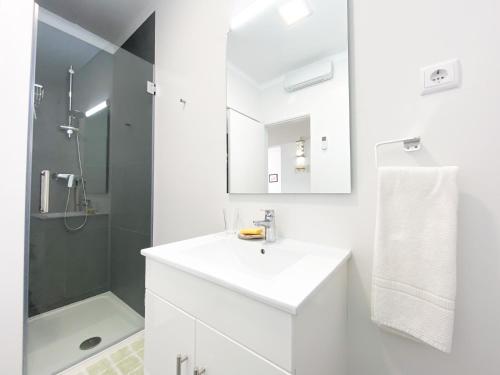 Charming apartment at Meia Praia #1866