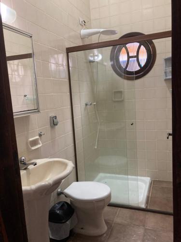 a bathroom with a shower and a toilet and a sink at Casa Espetacular na Beira do Mar. in São Sebastião
