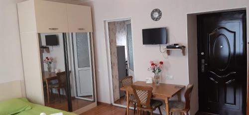 トビリシにあるTamara`s Apartament in Avlabariのテーブルとダイニングルームが備わる客室です。