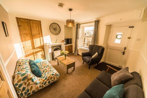 uma sala de estar com um sofá e uma cadeira em Finest Retreats - Tring-on-Tor em Matlock