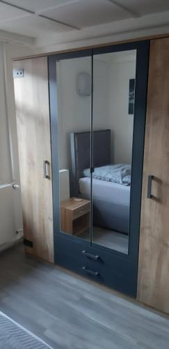 a mirror in a room with a bed and a bed sqor at Krugs Haus Ferienwohnung Milseburg in Ebersburg