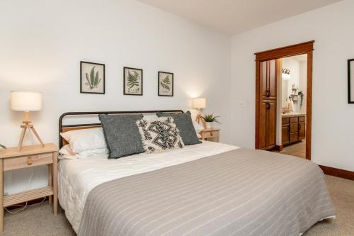um quarto com uma cama grande com duas almofadas em Modern Riverstone Condo with Grand Deck - Steps to Shops, Restaurants & Trail em Coeur d'Alene