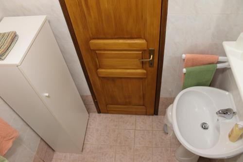 een badkamer met een toilet en een wastafel bij Apartments Mestri in Grožnjan