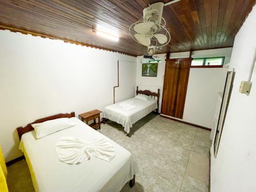 a bedroom with two beds in a room at Hotel La Cascada in Puntarenas