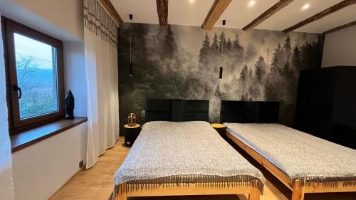 Gilowice的住宿－Dom Grabowa，墙上画画的房间里设有两张床