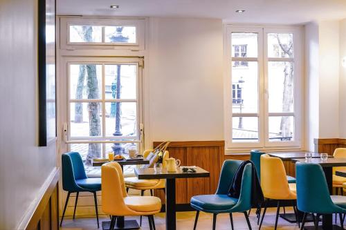 a dining room table with chairs and tables at Timhotel Montmartre in Paris