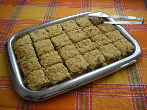 een dienblad met voedsel in een pan op een tafel bij Agritur Giovanazzi in Arco