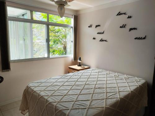 um quarto com uma cama com pássaros na parede em Luminoso Studio BC, 500m da praia e Big Wheel!! em Balneário Camboriú