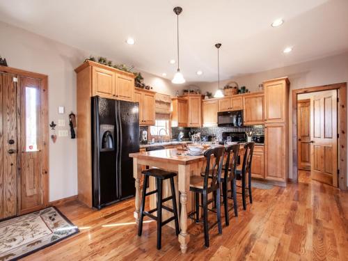 Laurel Valley Retreat - Pool Table and Fireplace – Photos 4