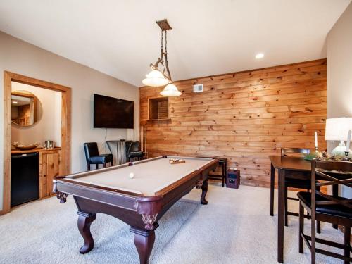 Laurel Valley Retreat - Pool Table and Fireplace – Photos 5