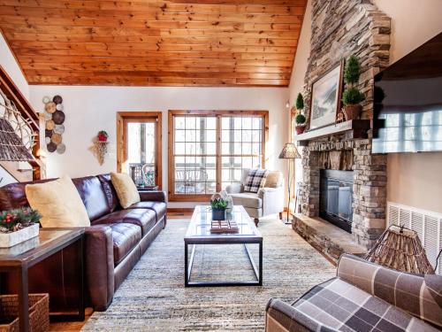Laurel Valley Retreat - Pool Table and Fireplace – Photos 2