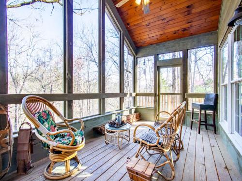 Laurel Valley Retreat - Pool Table and Fireplace – Photos 3