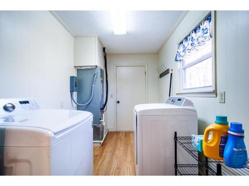 Φωτογραφία από το άλμπουμ του Crestview Retreat - Mountain View, Fire Pit, Grill σε Sevierville