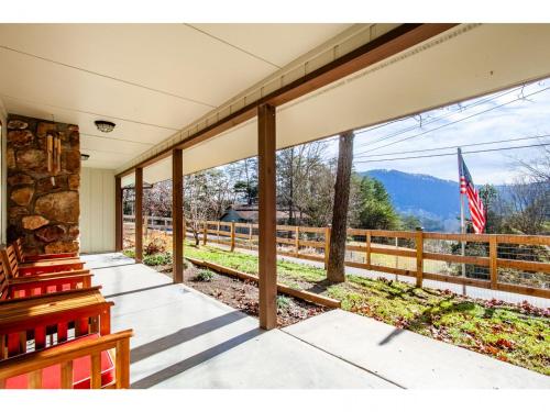 Crestview Retreat - Mountain View, Fire Pit, Grill – Photos 3