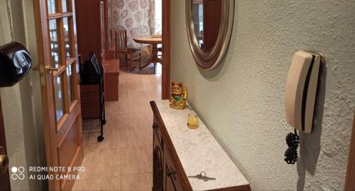 een badkamer met een wastafel en een spiegel aan de muur bij Carniceria Alfath in Alicante