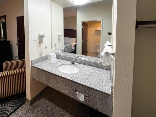 Ένα μπάνιο στο Executive Inn & Suites Breaux Bridge, LA