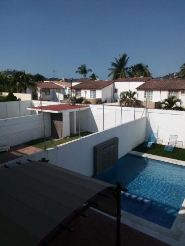 a swimming pool on the side of a house at ACAPULCO DIAMANTE NUEVA E INCREIBLE VILLA CON ALBERCA PROPIA in Acapulco