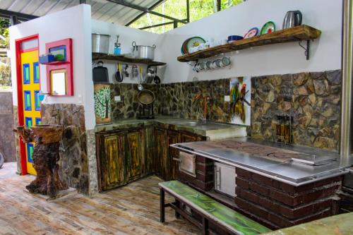 uma cozinha com um balcão e uma parede de pedra em Casa de Campo las Serafinas em El Manzano