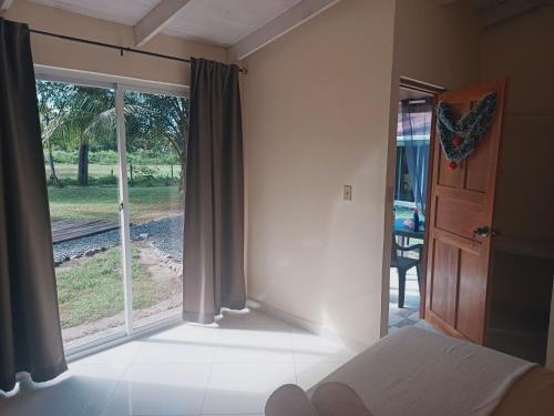 1 dormitorio con cama y ventana grande en B&B Le Villette Las Lajas en Las Lajas