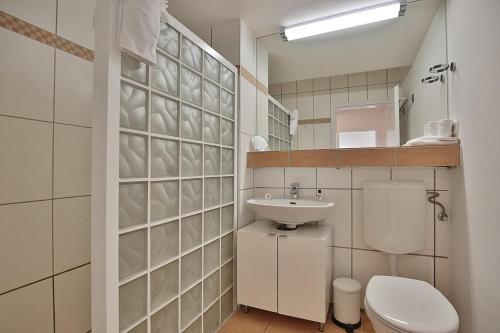 een badkamer met een toilet en een wastafel bij Domizil Strandallee 30 Domizil Strandallee 30 Appartement 28 in Timmendorfer Strand