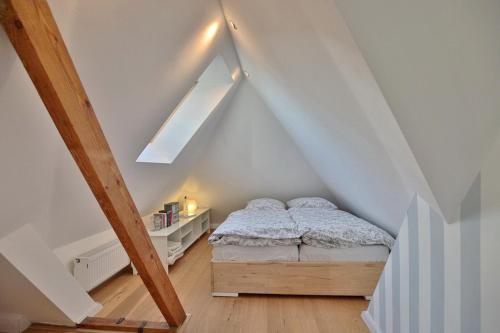 a bedroom with a bed in the attic at Haus zur Niendorfer Sonne Haus Schwalbennest in Niendorf