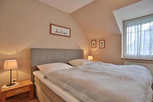 una camera con un grande letto e una finestra di Gorch-Fock-Park Haus 02 Gorch-Fock-Park 2 Appartement 09 a Timmendorfer Strand