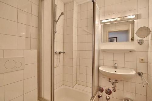 bagno con doccia e lavandino di Gorch-Fock-Park Haus 02 Gorch Fock Park 2 Appartement 02 a Timmendorfer Strand