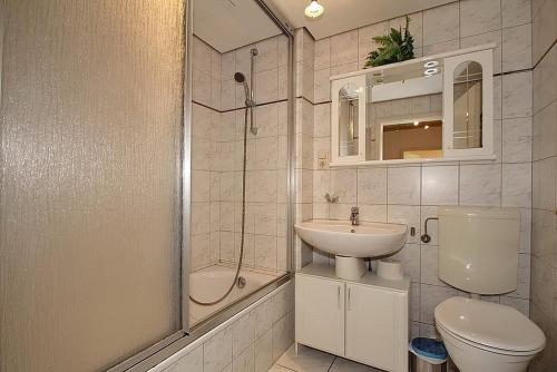 een badkamer met een toilet, een wastafel en een douche bij Domizil Strandallee 30 Domizil Strandallee 30 Appartement 06 in Timmendorfer Strand