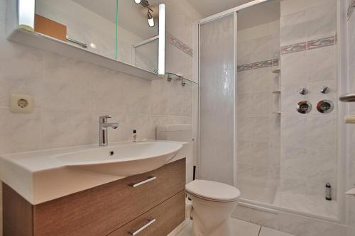 een badkamer met een toilet, een wastafel en een douche bij Domizil Strandburg Domizil Strandburg Appartement 08 in Timmendorfer Strand