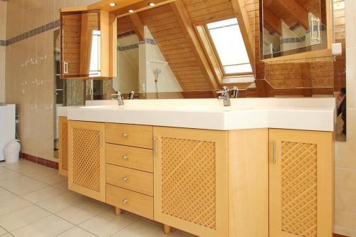 ein Badezimmer mit zwei Waschbecken und einem großen Spiegel in der Unterkunft Feriendomizil Birkenallee Feriendomizil Birkenallee Appartement 13 in Timmendorfer Strand