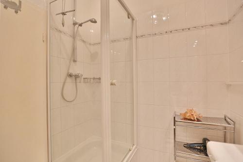 eine Dusche mit Glastür im Bad in der Unterkunft Villa Demory Villa Demory Appartement 6 in Timmendorfer Strand