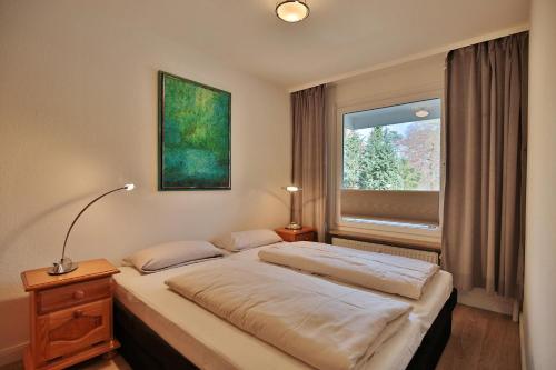 Un dormitorio con dos camas y una ventana. en Carpe Diem Carpe Diem Appartement 093, en Niendorf