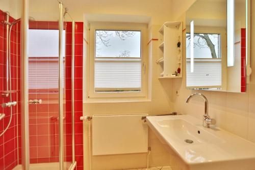 a bathroom with a sink and a shower at Am Elchgrund, im Brook 9 Am Elchgrund Im Brook 9 Appartement 07 in Timmendorfer Strand