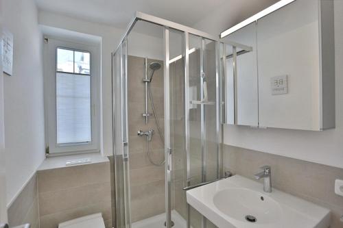 uma casa de banho com um chuveiro e um lavatório. em Haus Meeresrauschen Haus Meeresrauschen Appartement 9 em Timmendorfer Strand