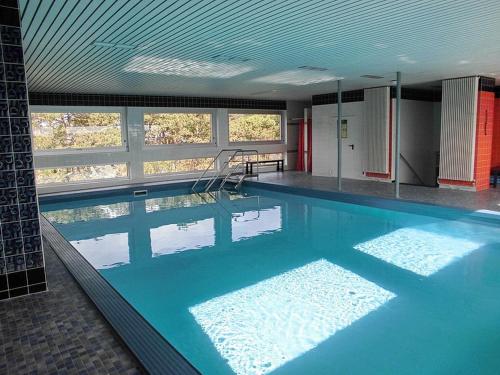 ein großer Pool mit blauem Wasser in einem Gebäude in der Unterkunft Carpe Diem Carpe Diem Appartement 161 in Niendorf