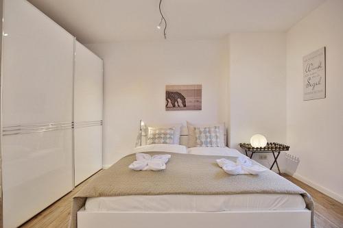 1 dormitorio blanco con 1 cama grande en una habitación en Residenz Poststraße 12 Residenz Poststraße 12 Appartement 1, en Timmendorfer Strand