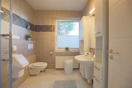 Koupelna v ubytování Ferienhaus Glockenstraße Ferienwohnung Ostseehöhe Appartement 1