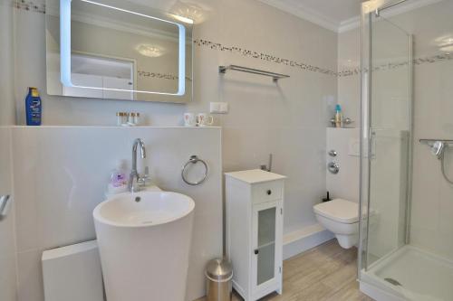 een badkamer met wastafel, douche en toilet bij Seebrücke Seebrücke Appartement 22 in Scharbeutz