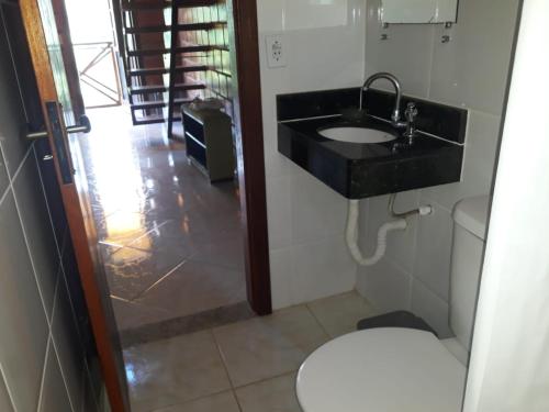 un bagno con lavandino e WC di Pousada Vereda Tropical a Parati