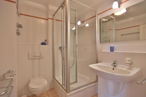 ein Bad mit einer Dusche, einem Waschbecken und einem WC in der Unterkunft Hansa Residenz II Hansa-Residenz II Appartement 28 in Scharbeutz