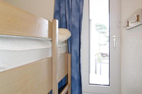 沙博伊茨Residenz Ostseestrand Appartement 16的带窗户的房间里的一张双层床