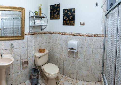 Phòng tắm tại Hospedaje Gran Imperial