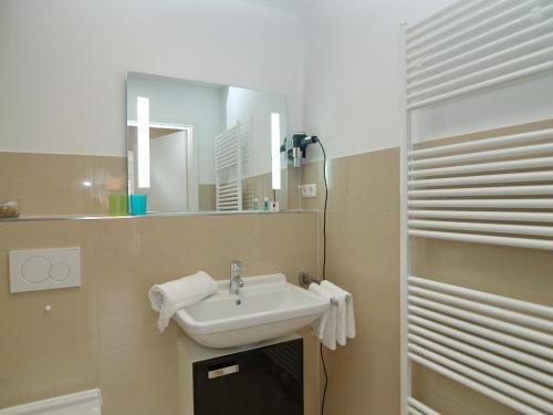 een badkamer met een wastafel en een spiegel bij Strandglück Haus C Strandglück Appartement 15C in Scharbeutz