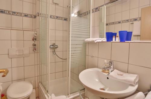 沙博伊茨Residenz Ostseestrand Appartement 2的带淋浴、水槽和马桶的浴室