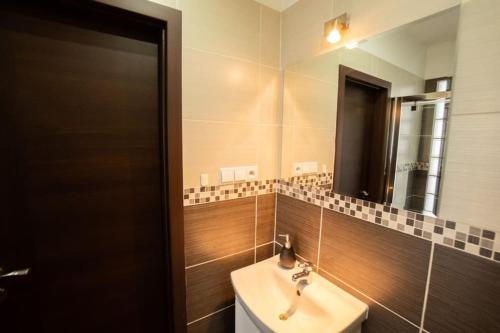 Ένα μπάνιο στο Great Apartment Blck&Wht near center & own parking