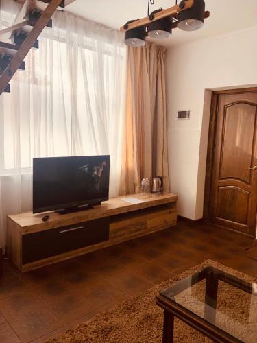 TV a/nebo společenská místnost v ubytování Veselyj Zajets