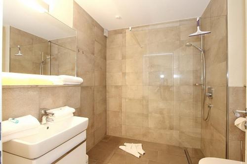 een badkamer met een douche, een wastafel en een toilet bij Villa Stern Villa Stern Appartement 09 in Timmendorfer Strand